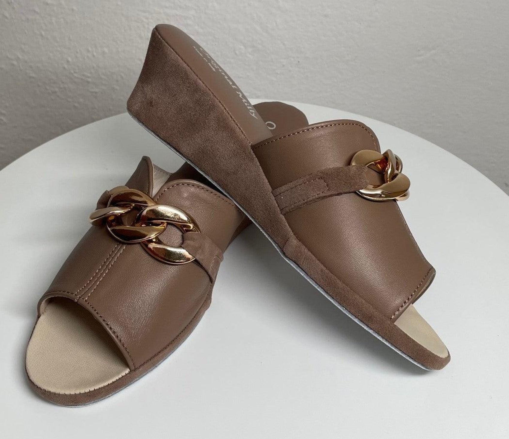 0105 Nappa e Camoscio Taupe con catena Suola Bufalo Ciabatte da camera Donna Original Milly Made in Italy