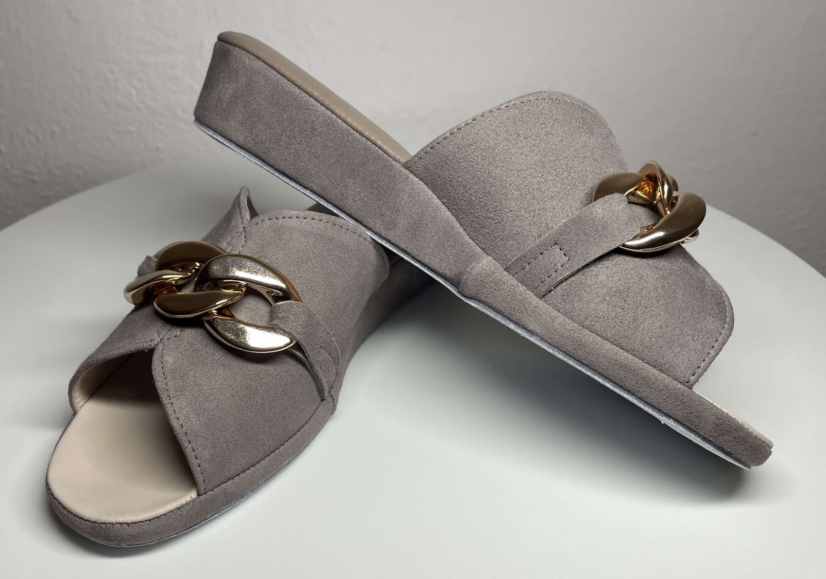 0106 Camoscio Taupe con catena in Oro Suola Bufalo Ciabatte da camera Donna Original Milly Made in Italy