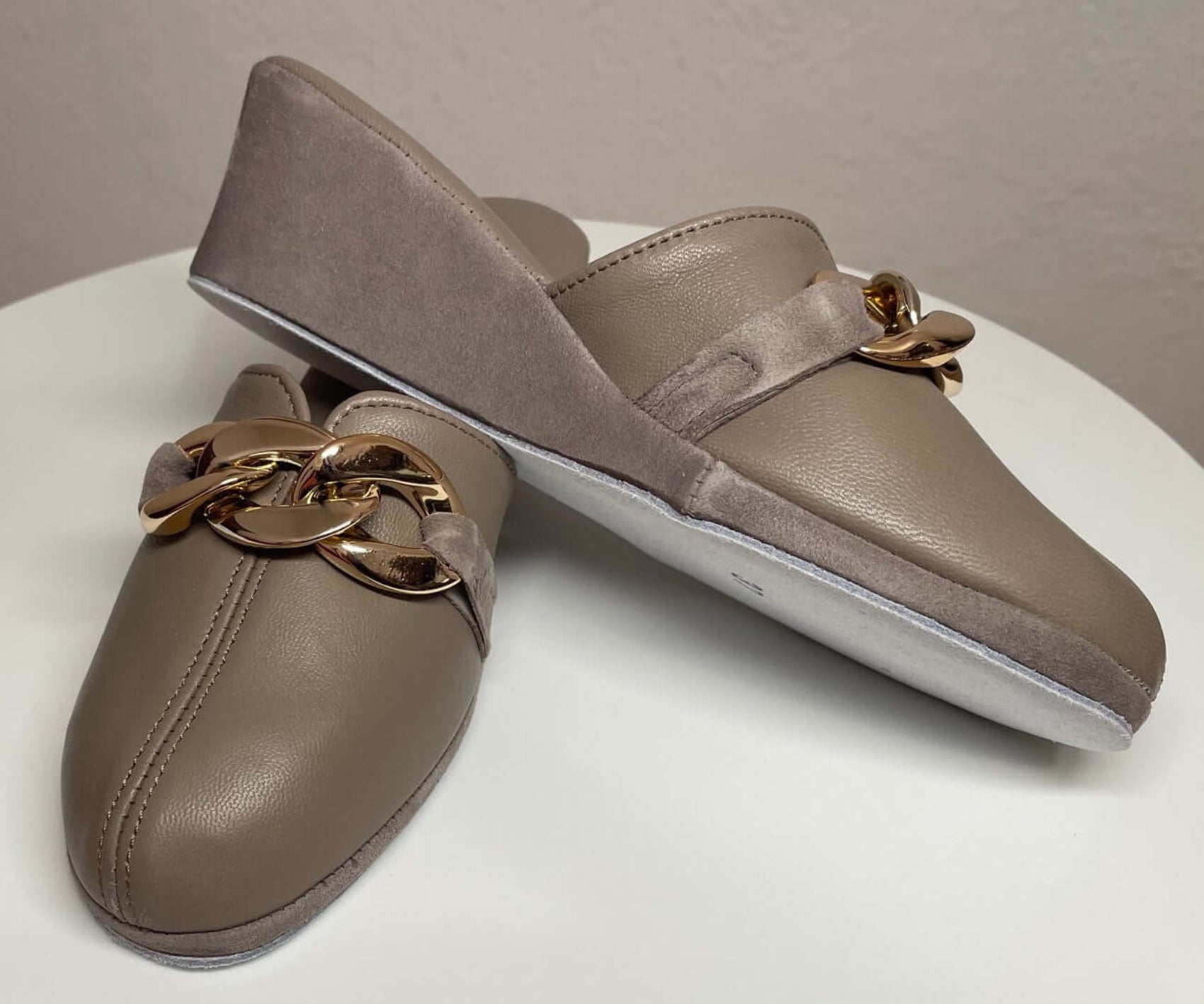 1001 Nappa e Camoscio Taupe con catena in Oro suola Bufalo Ciabatte da camera Donna Original Milly Made in Italy