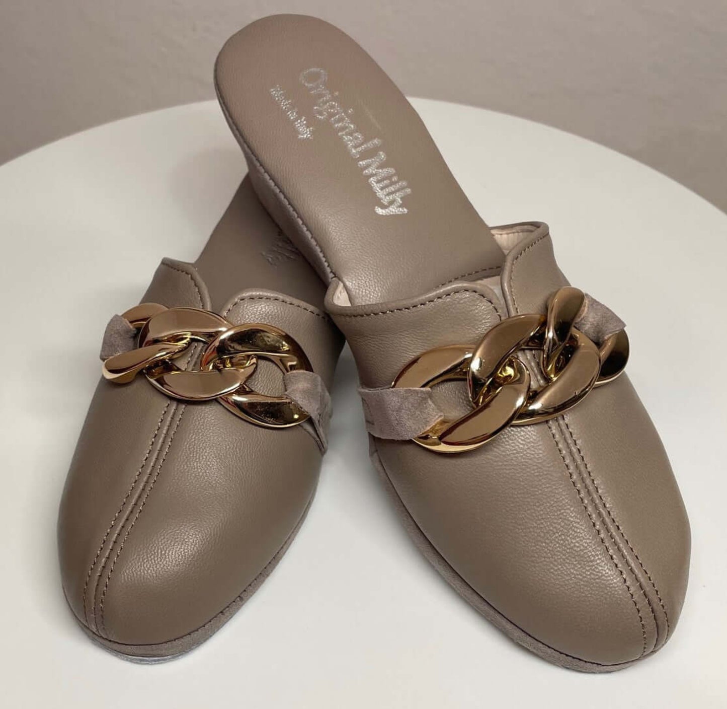 1001 Nappa e Camoscio Taupe con catena in Oro suola Bufalo Ciabatte da camera Donna Original Milly Made in Italy - Foto N 5