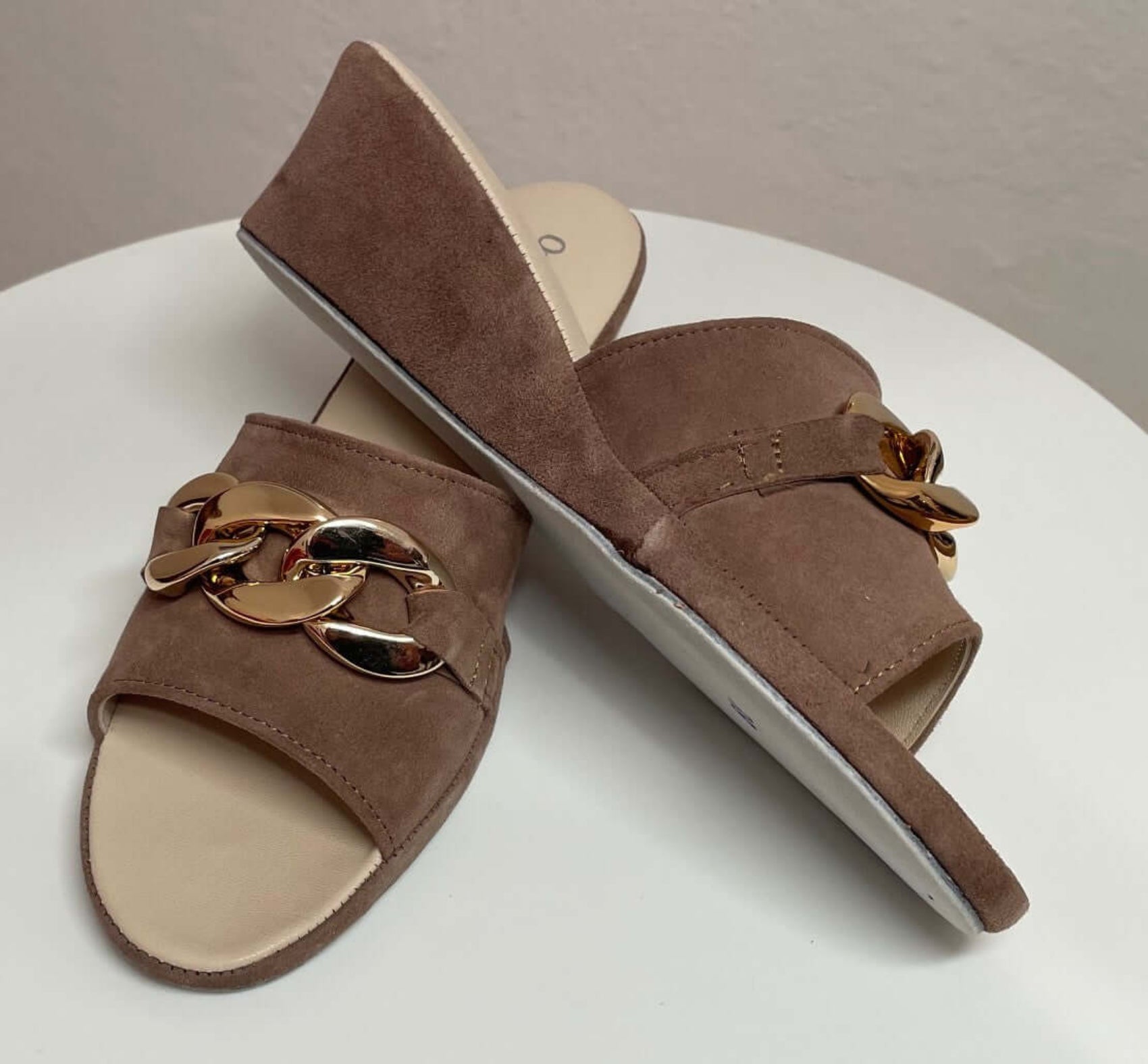 105 Camoscio Taupe con catena in Oro suola Bufalo Ciabatte da camera Donna Original Milly Made in Italy