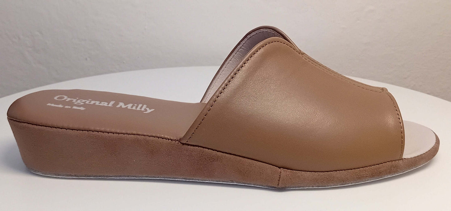 Eleganti ciabatte da camera Original Milly 0120 in pelle Nappa taupe con tacco di 3 cm e design aperto.