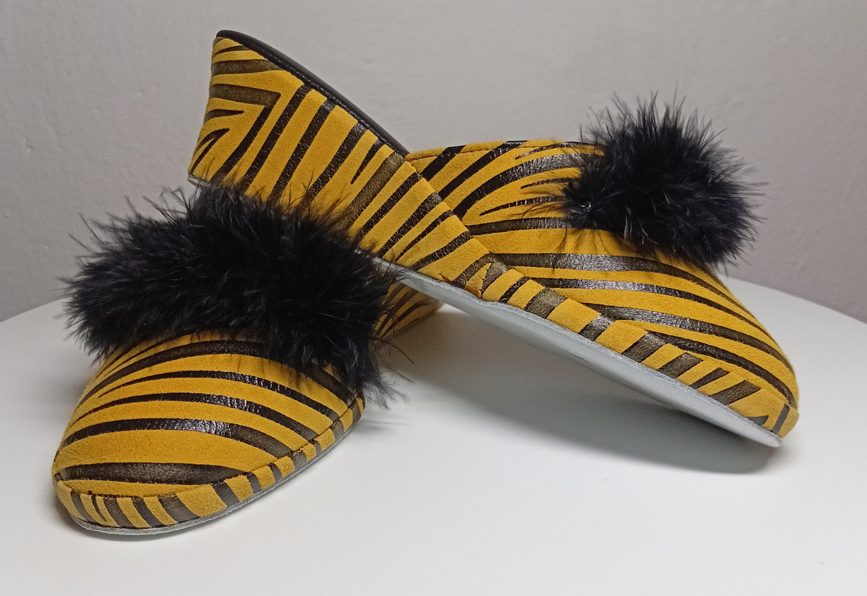 300 Camoscio Zebrato Senape con piuma suola Bufalo Ciabatte da camera Donna Original Milly Made in Italy - Foto N 1