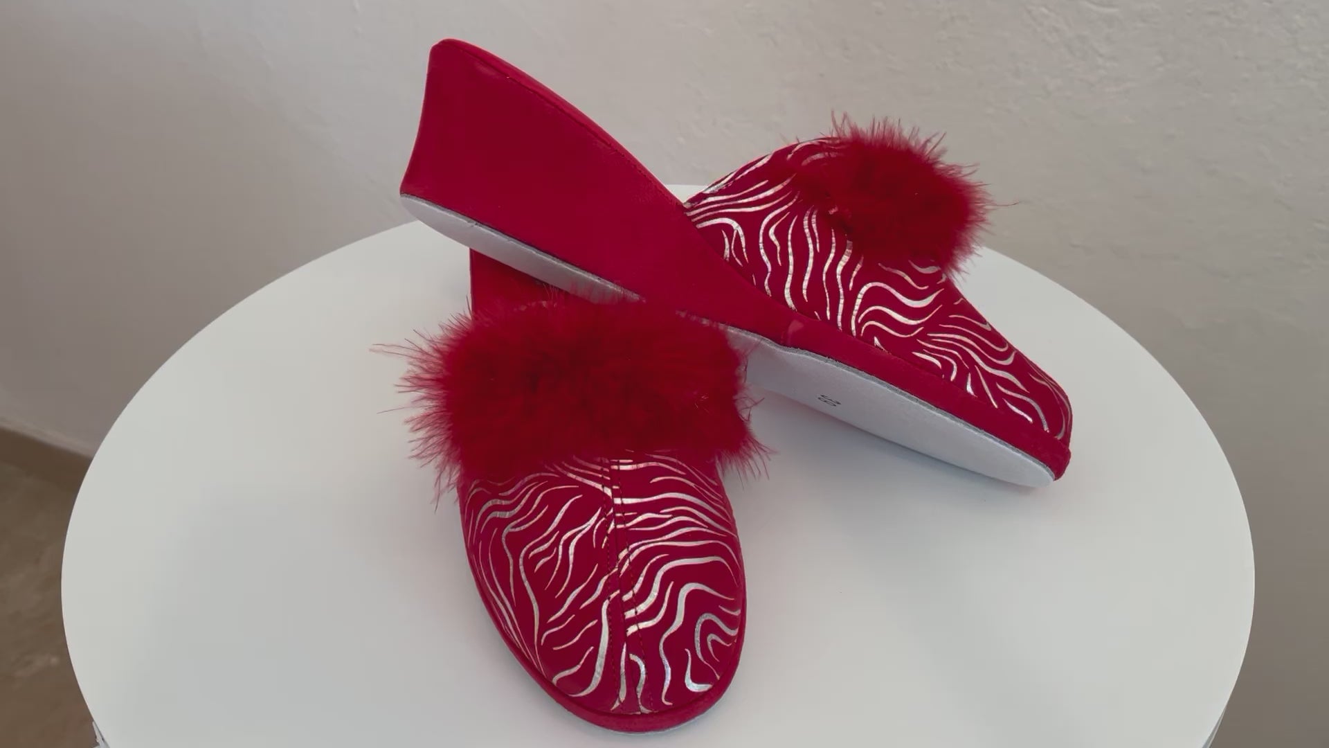 Carica il video: Ciabatta da camera donna in pelle con piuma naturale in marabou suola in Vero Bufalo